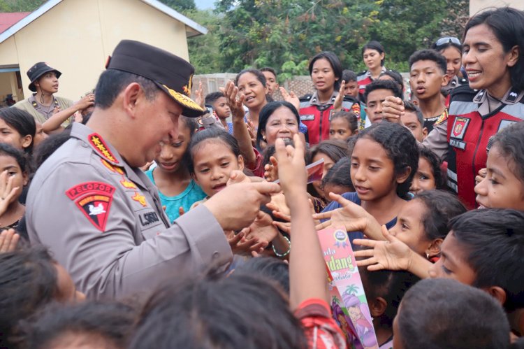 *Tinjau Posko Pengungsian Lewolaga, Kapolri Semangati Lansia yang Sakit*