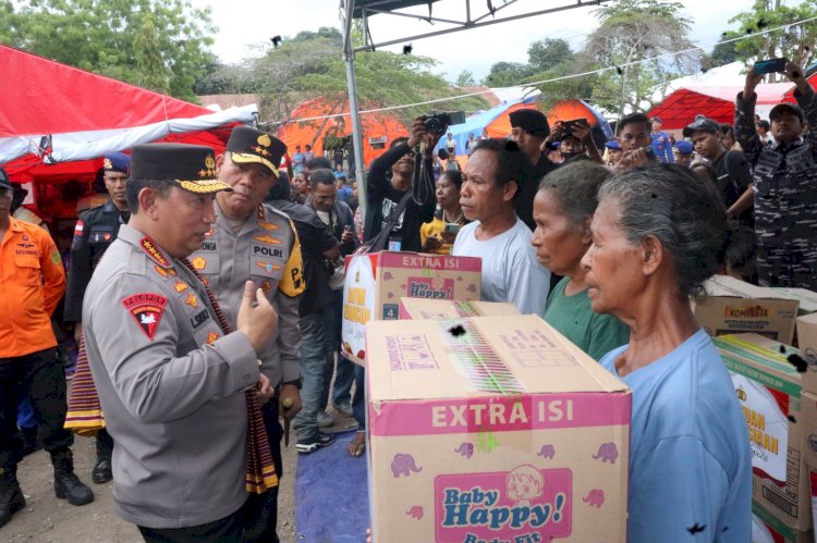 *Serahkan Bantuan kepada Warga, Kapolri : Polri Siap Kawal Pemulihan Pengungsi Gunung Lewotobi*