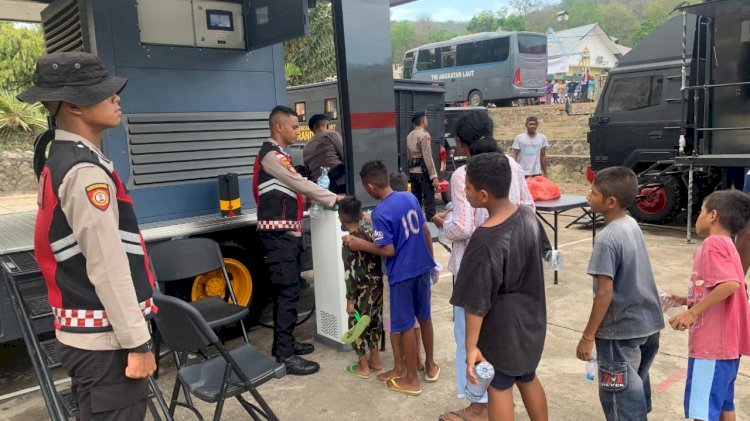 *Polri Terus Distribusikan Air Bersih untuk Pengungsi Erupsi Gunung Lewotobi di Flores Timur*