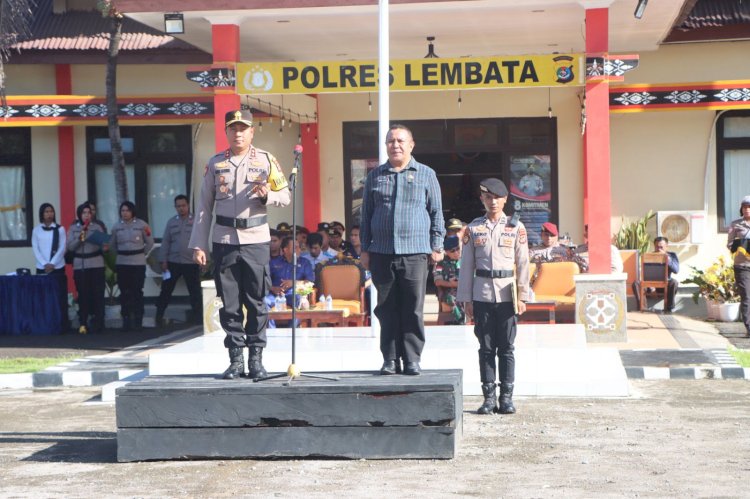 Kapolres Lembata sampaikan komitmen polri dalam pelaksanaan pengamanan Nataru saat pelaksanaan apel gelar pasukan ops lilin turangga 2024