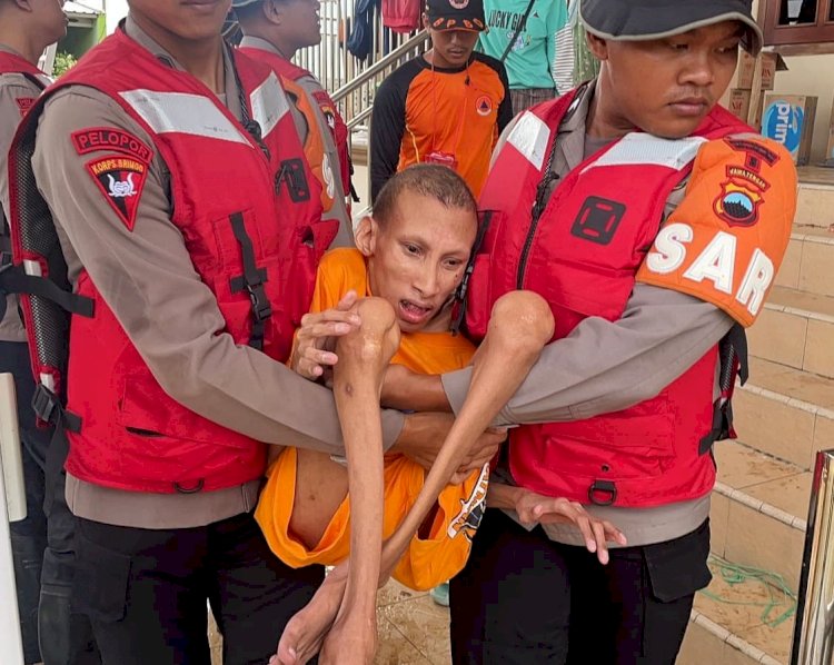 *Tim SAR Satbrimob Polda Jateng turun ke Lokasi longsor bantu cari korban hilang dan siapkan dapur lapangan di Petungkriyono*