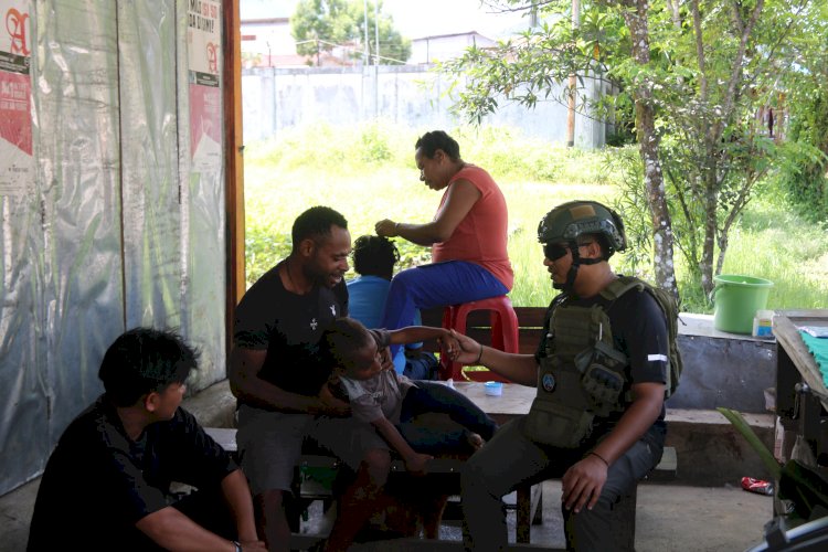 *Personel Ops Damai Cartenz Ajak Warga Yalimo Jaga Kesehatan dan Ciptakan Kedamaian*