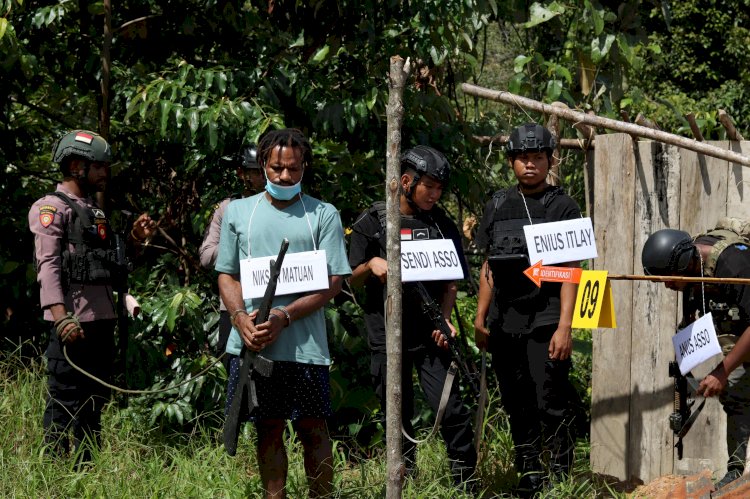 *Satgas Ops Damai Cartenz Secara Profesional Gelar Rekonstruksi Keterlibatan Nikson Matuan Saat Penembakan Anggota Brimob*