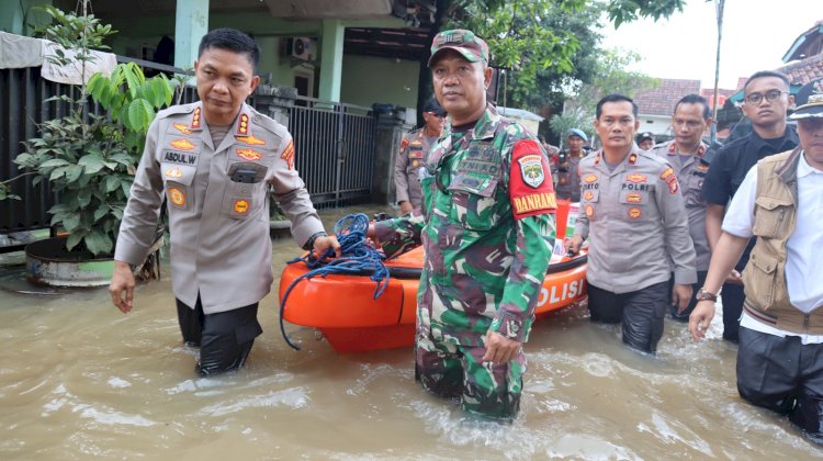 *Polri salurkan bantuan dan evakuasi warga terdampak banjir di Bekasi dan Depok*