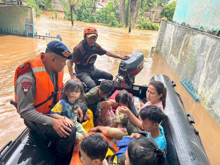 4Tim SAR Korbrimob Polri Gerak Cepat Evakuasi Korban Banjir di Jakarta Timur