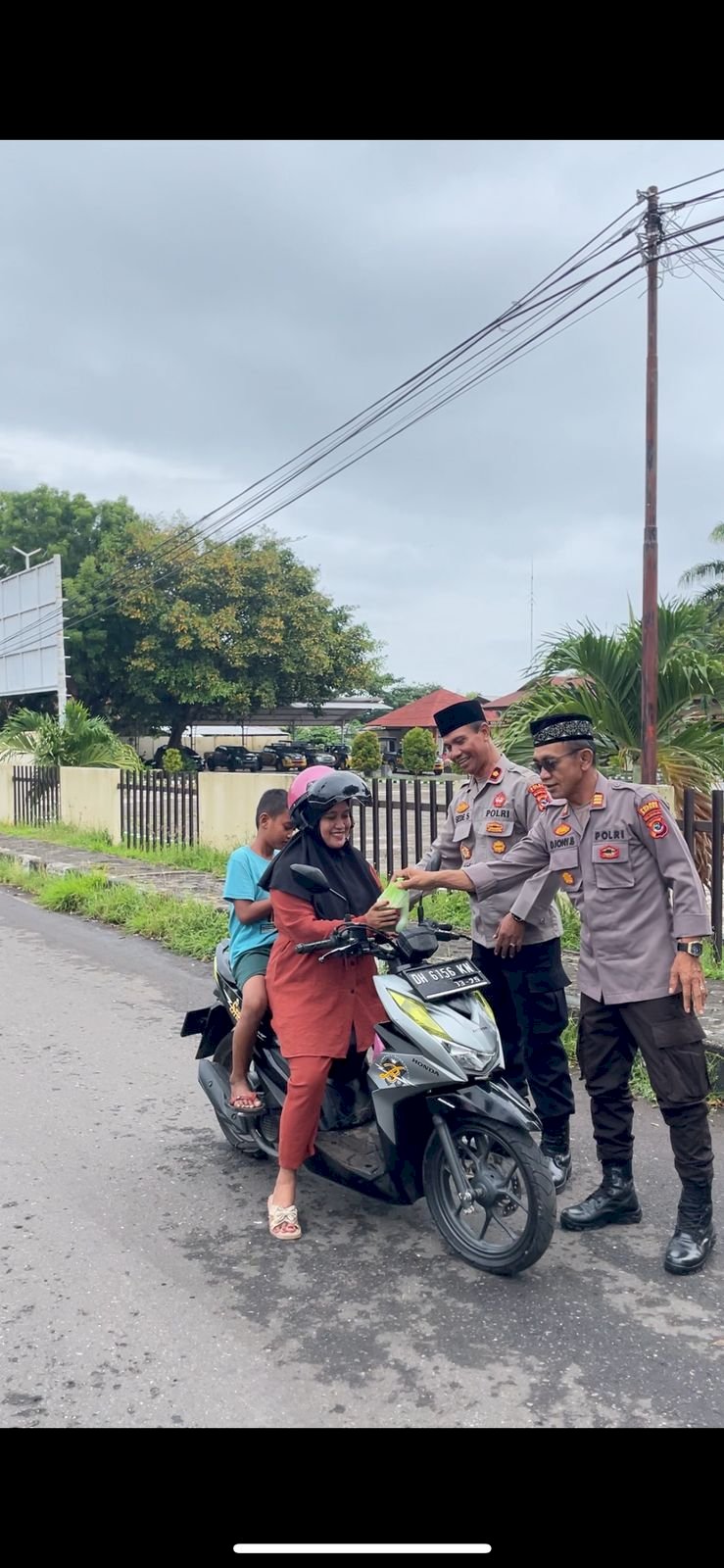 Indahnya Kebersamaan di Bulan Ramadhan 1446 H, Polres lembata Kembali Bagi-bagi Takjil Gratis ke Masyarakat Jelang Berbuka Puasa