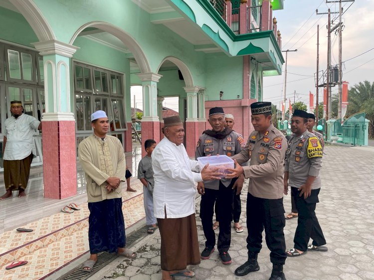 Kapolres Lembata Buka puasa bersama pengurus masjid agung lewoleba, Kapolsek Nubatukan menjadi imam masjid pimpin sholad Tarawih berjamaah