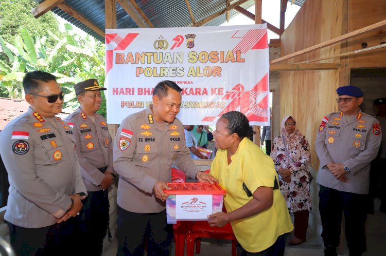 *Sentuhan Kasih Polri: Wakapolda NTT Bagikan Bansos di Alor Sambut Hari Bhayangkara ke-79*
