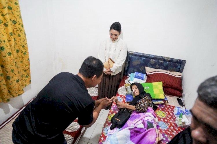 Tersentuh Kepedulian: Kapolda NTT dan Ketua Bhayangkari Daerah Jenguk Istri Anggota Brimob yang Sakit