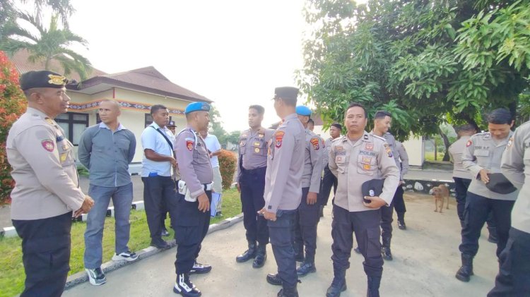 Wakapolres Lembata melakukan pemeriksaan sikap tampang terhadap personil sebelum bertugas