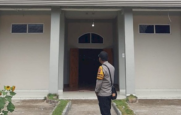 Anggota Bhabinkamtibmas Kelurahan Lewoleba Timur Monitoring Kegiatan Sambut Baru di Gereja Wangatoa