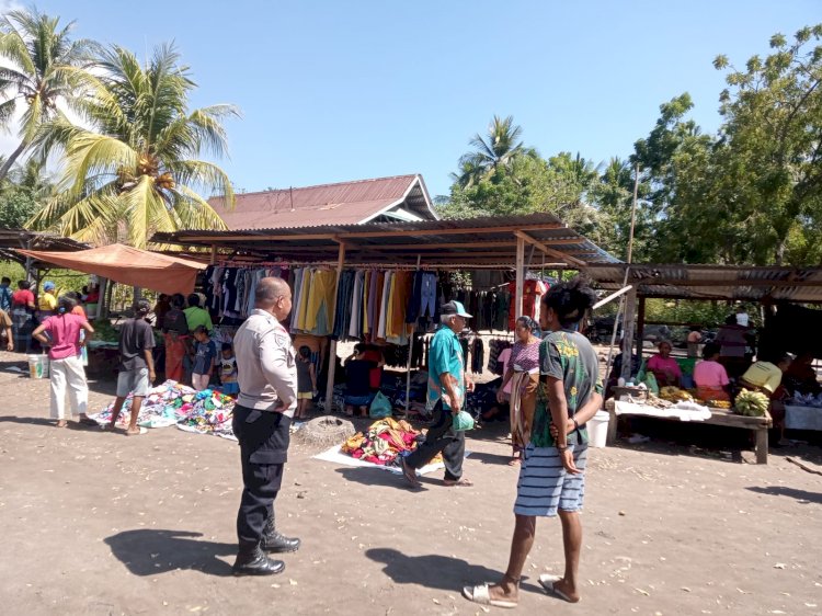 Bhabinkamtibmas Desa Lamaau Aiptu Maxi Y. Siokain Laksanakan Patroli dan Sambang di Pasar Lamatokan