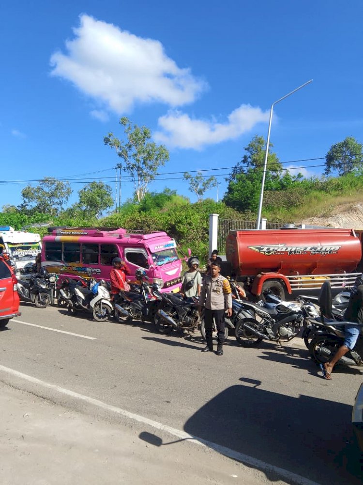 WUJUDKAN WILAYAH AMAN DAN KONDUSIF, BHABINKAMTIBMAS DESA WATODIRI GELAR PATROLI DAN SAMBANG DI SPBU TANAH MERAH.