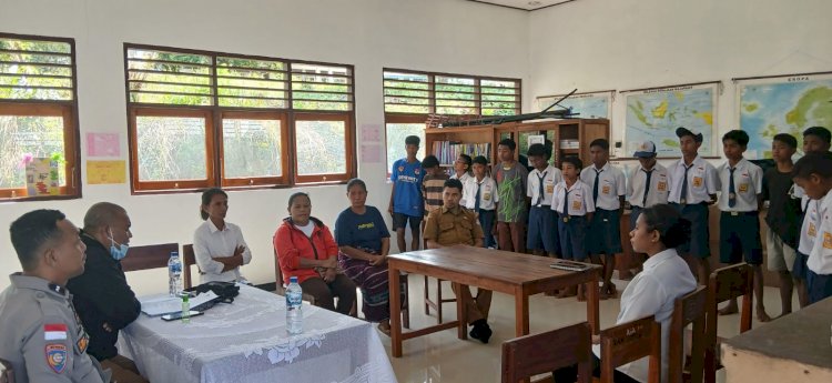 Bhabinkamtibmas Desa Bakalerek Kecamatan Nubatukan, Aipda Mohamad Saiful Abdullah bersama Kepala Sekolah SMPN 3 Nubatukan melaksanakan kegiatan sosialisasi dan pembinaan terhadap siswa yang terlibat perkelahian di lingkungan sekolah.