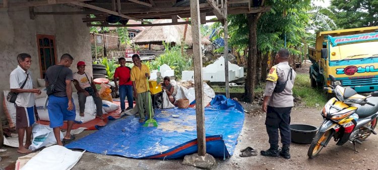 BHABINKAMTIBMAS DESA ROHO SAMBANG WARGA DAN SAMPAIKAN PESAN-PESAN KAMTIBMAS SERTA PENCEGAHAN KARHUTLA.