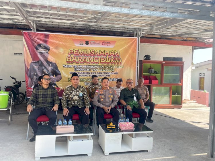Kapolres Lembata Hadiri Pemusnahan Barang Bukti Hasil Kejahatan di Kejaksaan Negeri Lembata.