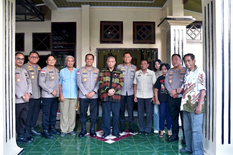 Momentum HUT Bhayangkara ke-80, Kapolda NTT Anjangsana ke Rumah Sesepuh Polri Irjen Pol. (Purn.) Jacky Uly Perkuat Silaturahmi dan Jalin Komunikasi untuk Kemajuan Polda NTT