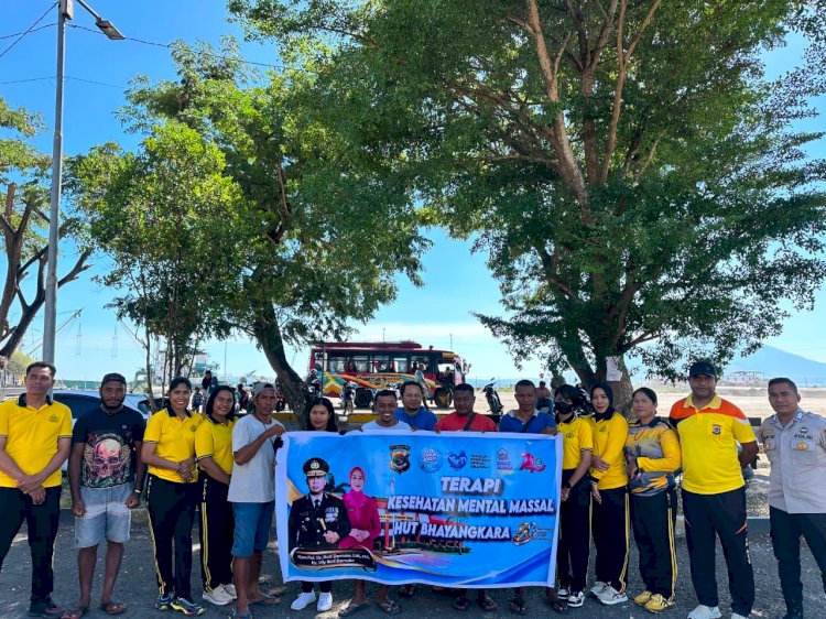 MEMERIYAKAN HARI BHAYANGKARA KE-80, POLWAN POLRES LEMBATA BERIKAN TERAPI KESEHATAN USEFT KEPADA PARA BURUH DI PELABUHAN LAUT LEWOLEBA.