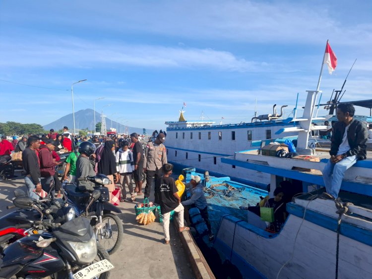 Pastikan Arus Pelayaran Larantuka–Lewoleba Aman, KP3 Laut Lewoleba Perketat Pengamanan di Pelabuhan Laut Lewoleba.