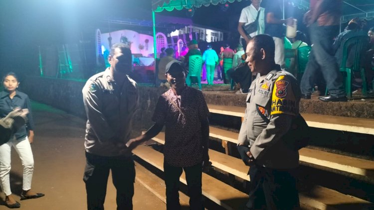 Hadir di Tengah Masyarakat, Bhabinkamtibmas Desa Liwulajang Amankan Pesta Pernikahan Demi Ciptakan Rasa Aman dan Nyaman.