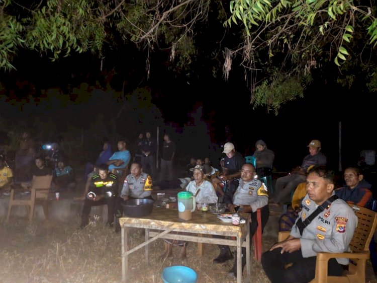 Dekatkan Diri dengan Masyarakat, Kapo​spol Ile Ape Gelar Nobar Piala Dunia Bersama Warga.