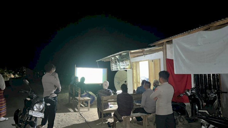 Nobar Final Piala Dunia 2026, Personel Pospol Wulandoni Hadir di Tengah Masyarakat.
