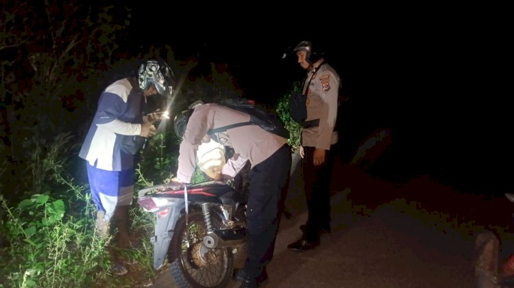 Wujud Pengabdian kepada Masyarakat, Kapospol Atadei Bersama Anggota Bantu Warga yang Kendaraannya Mengalami Kerusakan.