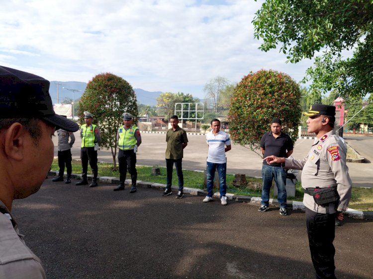 WAKAPOLRES LEMBATA LAKUKAN PEMERIKSAAN DAN BERIKAN ARAHAN KEPADA PERSONEL PIKET JAGA SEBELUM MELAKSANAKAN TUGAS.