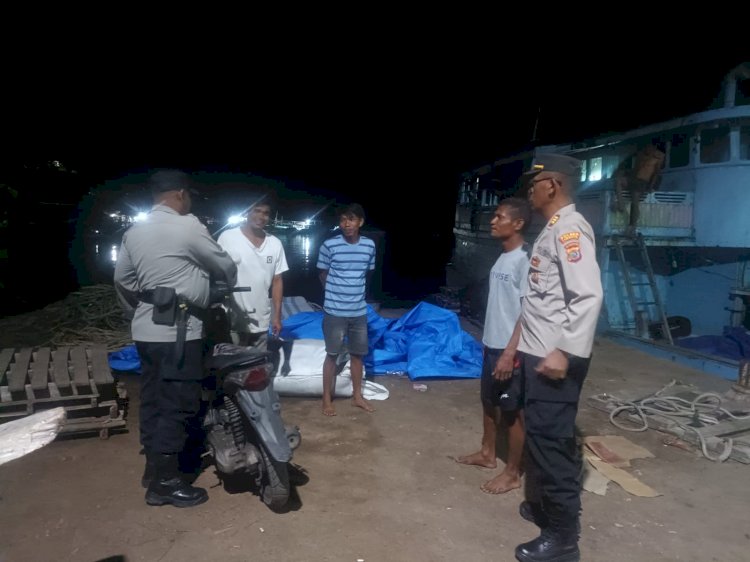 Patroli Dialogis Polsek Omesuri Sambangi Warga di Pelabuhan Balauring, Jaga Kamtibmas Tetap Kondusif.