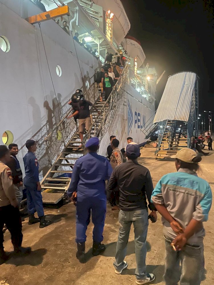 KP3 Polres Lembata Bersama Polairud Amankan Kedatangan KM Lawit di Pelabuhan Laut Lewoleba.
