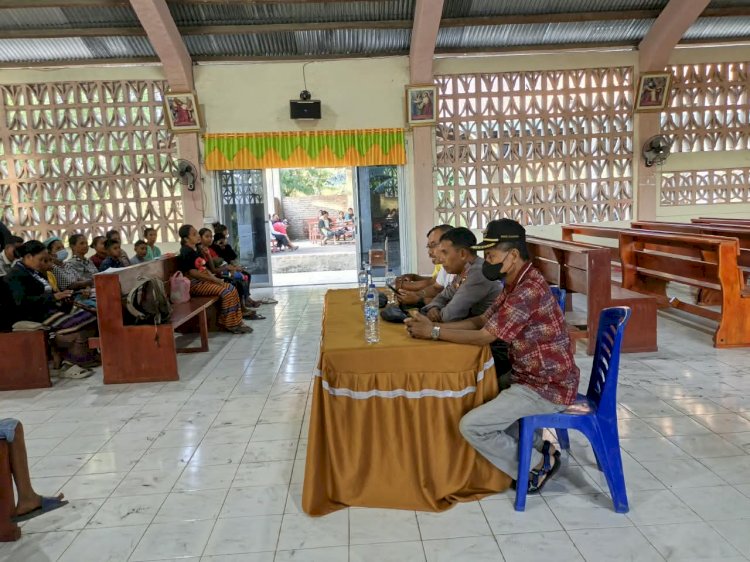 Jelang Sambut Baru Serentak, Polsubsektor Ile Ape Bersama Pemerintah Kecamatan Berikan Pembinaan dan Himbauan Kamtibmas.