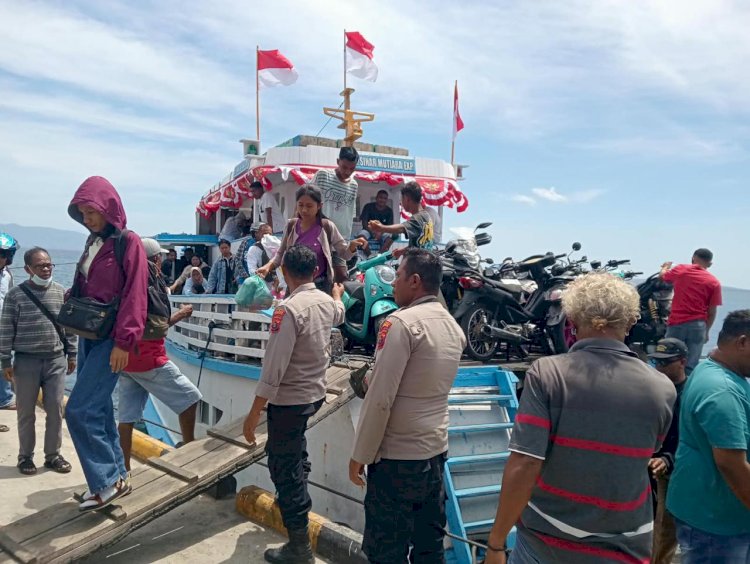 KP3 Laut Lewoleba Amankan Kedatangan Kapal Penyeberangan Lintas Pulau, Wujudkan Keamanan dan Kenyamanan Penumpang.