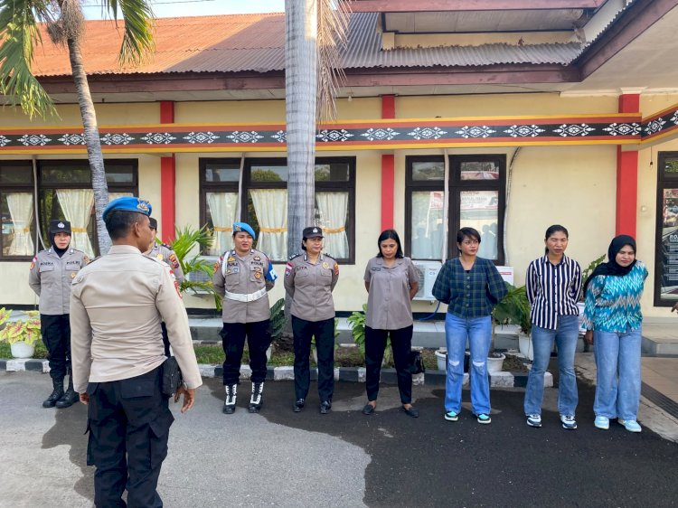Jelang HUT Polwan Ke-78, Propam Polres Lembata Periksa Identitas dan Kerapian Personel Polwan.