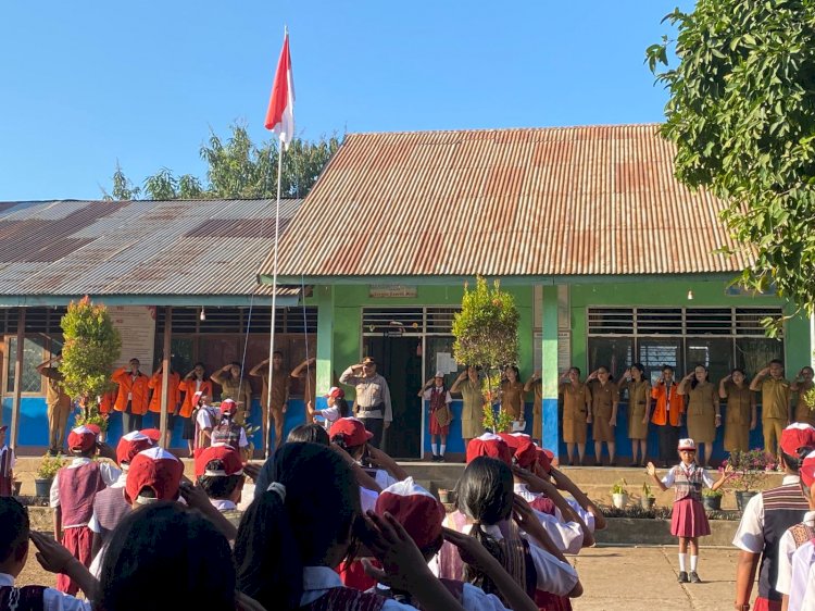 Polri Hadir untuk Anak Bangsa, Kasat Binmas Polres Lembata Pimpin Apel di SD Negeri 1 Waimoko.