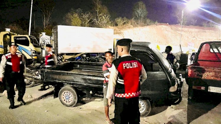SATUAN SAMAPTA POLRES LEMBATA PATROLI MALAM HARI, TERTIBKAN ANTREAN KENDARAAN DI SPBU TANAK MERAH.
