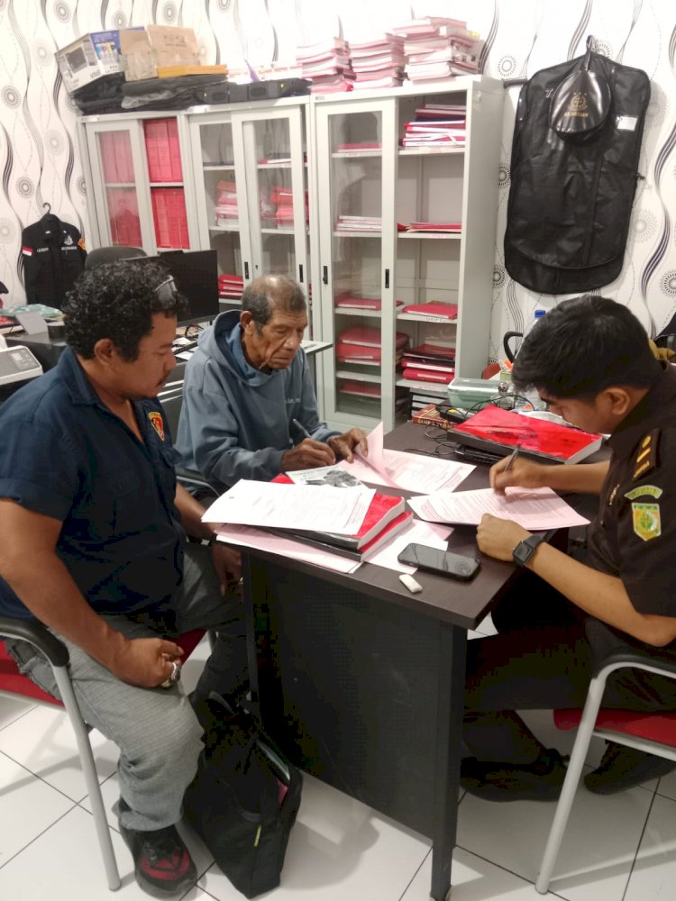 POLSEK BUYASURI LAKSANAKAN TAHAP II, TERSANGKA DAN BARANG BUKTI DISERAHKAN KE KEJAKSAAN NEGERI LEMBATA.
