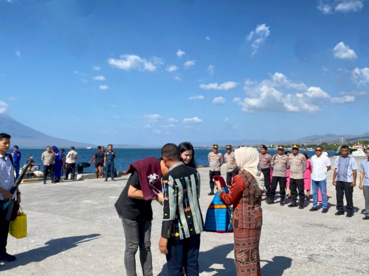 Kapolres Lembata AKBP Henman Limbong, S.P., S.I.K., M.H. Tiba di Lewoleba, Disambut Hangat Forkopimda dan Keluarga Besar Polres Lembata.