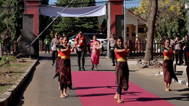 Tradisi Pedang Pora Warnai Penyambutan Kapolres Baru dan Pelepasan AKBP Nanang Wahyudi di Polres Lembata.