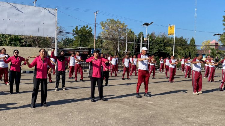 Kapolres Lembata Bersama Ketua Bhayangkari Gelar Olahraga Bersama, Jaga Kebugaran dan Kekompakan.