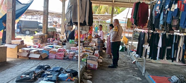 Bhabinkamtibmas Desa Lamaau Sambangi Pasar Lamatokan, Ajak Warga Bersama Jaga Kamtibmas.