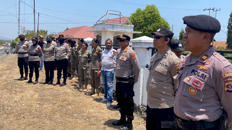 Polres Lembata Kawal Aksi Penyampaian Aspirasi FOKAL, Berlangsung Aman dan Damai.