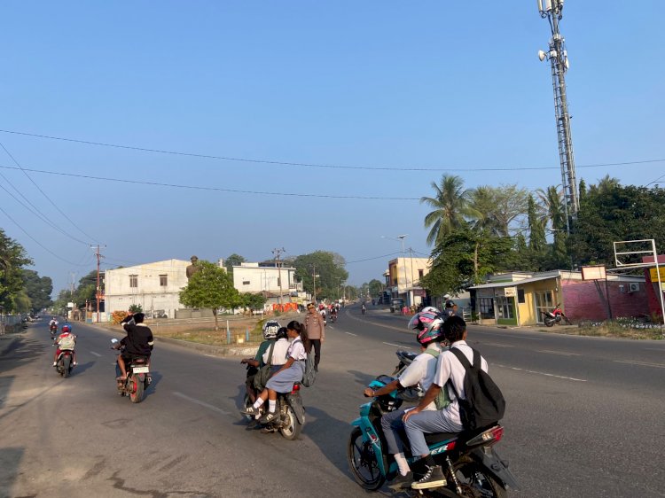 Wakapolres Lembata Turun Langsung ke Lapangan, Pastikan Pengaturan Lalu Lintas Pagi Berjalan Lancar.