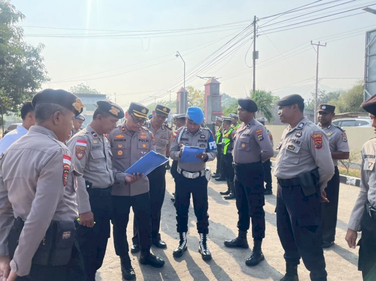 Wakapolres Lembata Didampingi Propam Lakukan Pengecekan Kehadiran Personel Saat Apel Pagi.