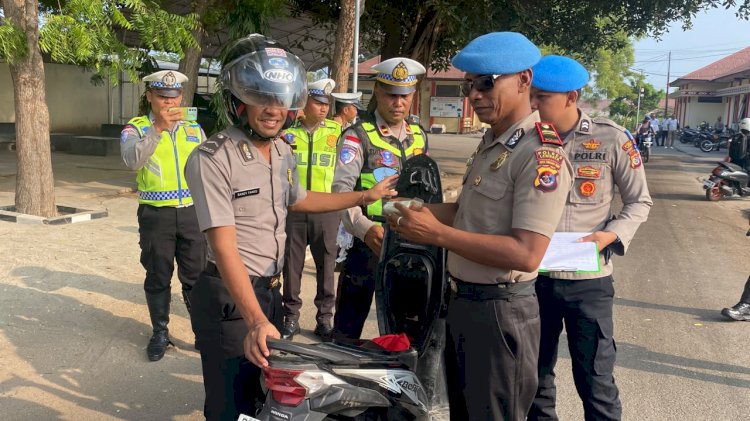 Propam Bersama Satlantas Polres Lembata Periksa Kelengkapan Kendaraan dan Surat-Surat Milik Anggota.