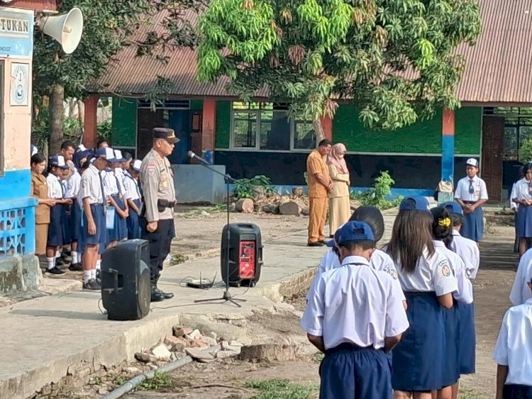 Wujud Nyata Polisi Peduli Pendidikan, Kasat Binmas Polres Lembata Pimpin Apel di SMPN 1 Nubatukan.