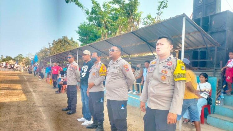 Bhabinkamtibmas Polsek Ile Ape Amankan Turnamen Sepak Bola di Desa Kolipadan, Wujudkan Suasana Aman dan Kondusif.