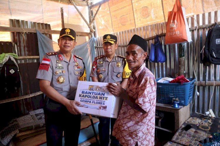 Kapolda NTT Irjen Pol. Reza Arief Dewanto Sambangi Warga Terdampak Gempa di Manggarai Barat, Salurkan Bantuan Kemanusiaan