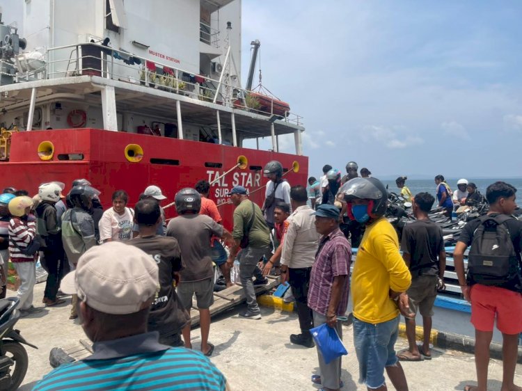 Pastikan Kedatangan Kapal Berjalan Aman dan Lancar, KP3 Polres Lembata Laksanakan Pengamanan di Pelabuhan Laut Lewoleba