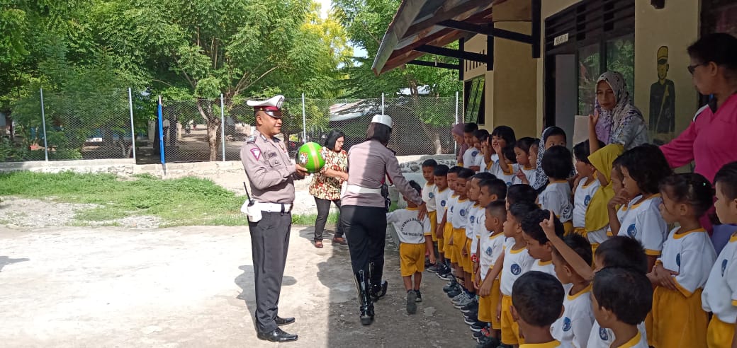 Polisi Sahabat Anak, Kanit Dikyasa Satuan Lalu Lintas Polres Lembata kunjungi TK Kemala Bhayangkari 10 Lembata dan lakukan hal ini
