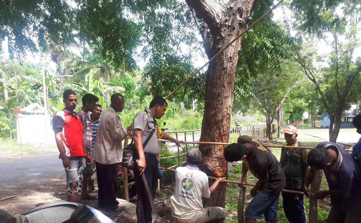 Bripka Socherman bantu warga bangun pagar bambu sekolah
